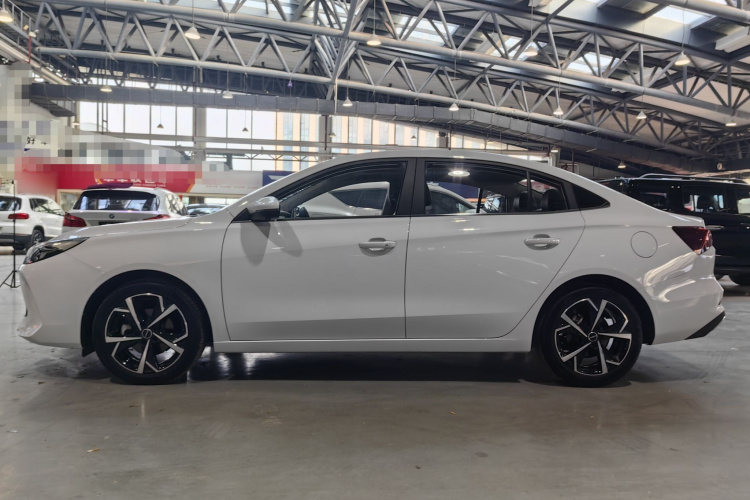 荣威i5 2023款 1.5L CVT尊荣版车身外观6005