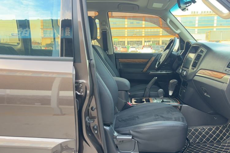 三菱 帕杰罗(进口) 2018款 3.0L 自动舒适版局部细节41