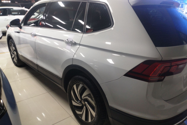 大众 途观L 2023款 330TSI 自动两驱舒享版车身外观4