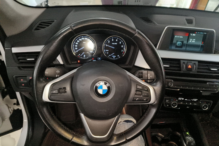 宝马X1 2019款 sDrive18Li 时尚型中控内饰13