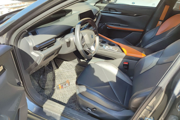 长安UNI-V 2022款 1.5T 尊贵型中控内饰20