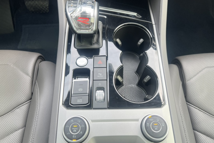 大众 途锐 2022款 3.0TSI 锐享版 曜黑运动套装中控内饰7007