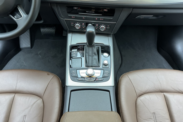 奥迪A6L 2018款 30周年年型 35 TFSI 时尚型中控内饰7004