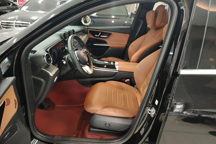 奔驰GLC 2023款 改款 GLC 260 L 4MATIC 动感型 5座中控内饰19