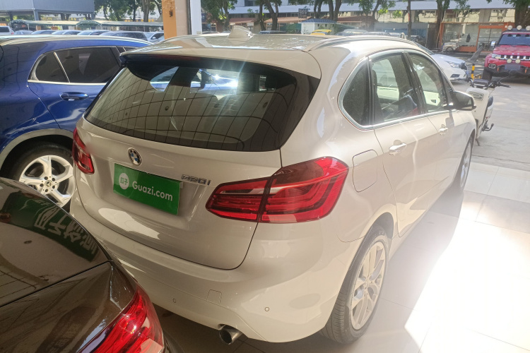 宝马2系旅行车 2016款 220i 领先型车身外观7