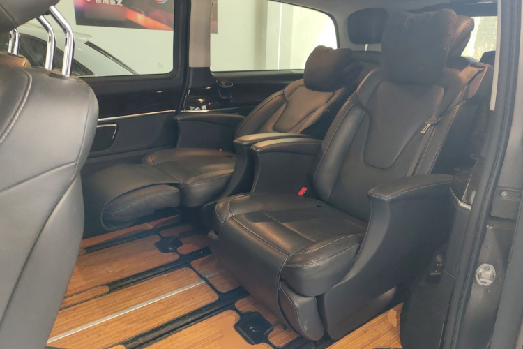 奔驰V级 2017款 V 260 L 尊贵加长版中控内饰21