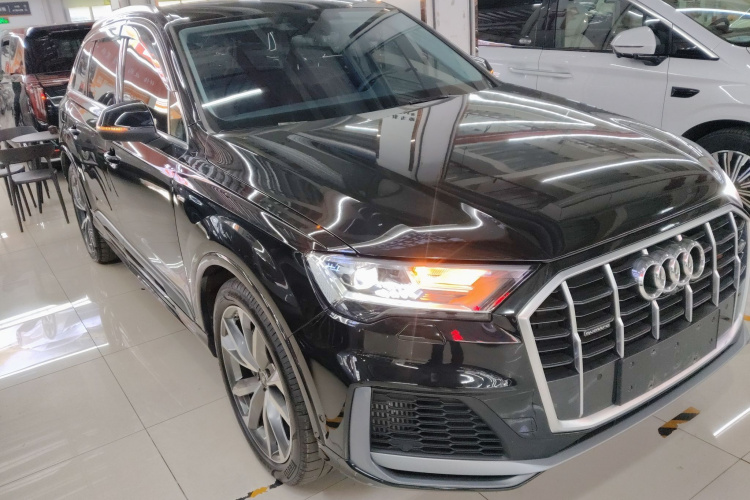 奥迪Q7 2023款 55 TFSI quattro S line运动型车身外观3