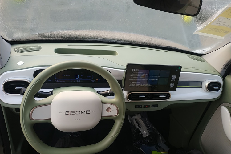 吉利银河 2025款 210km 熊猫骑士中控内饰12
