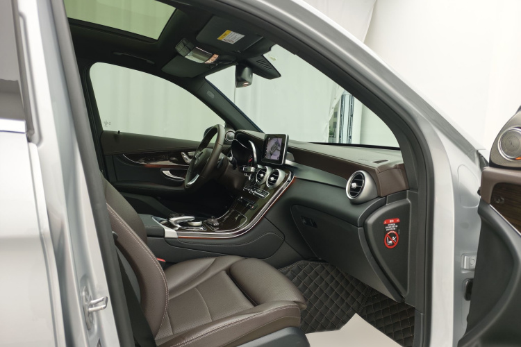 奔驰GLC 2018款 改款 GLC 260 4MATIC 动感型中控内饰7004