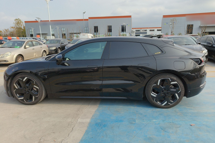 极氪001 2023款 YOU版 100kWh车身外观4