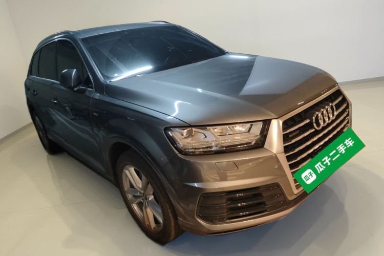 奥迪Q7 2016款 40 TFSI S line运动型车身外观3