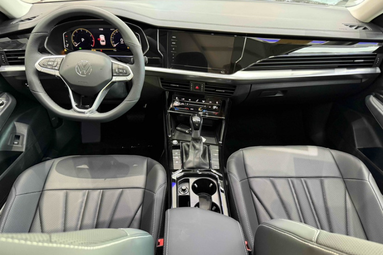 大众 帕萨特 2025款 出众款 380TSI 龙腾版中控内饰7002