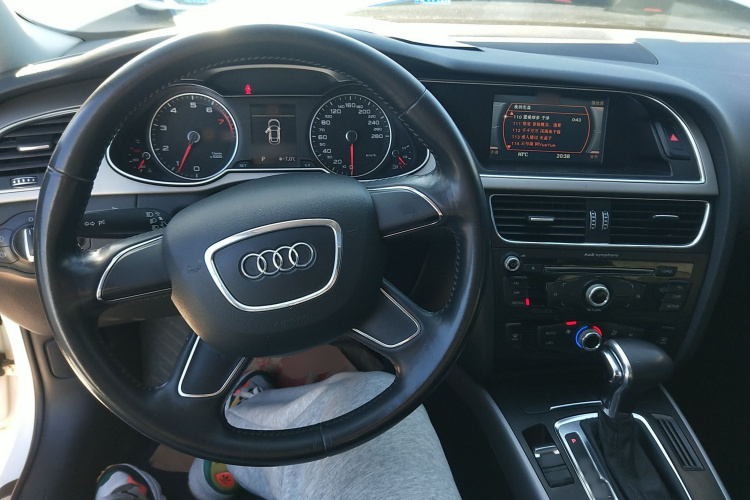奥迪A4L 2013款 30 TFSI 自动舒适型中控内饰12