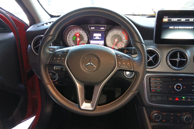 奔驰GLA 2016款 GLA 200 动感型中控内饰13