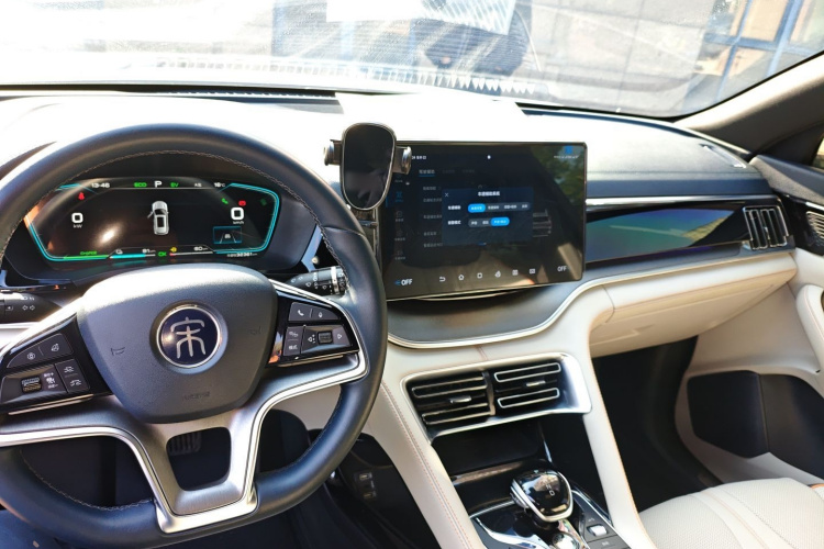 比亚迪 宋PLUS新能源 2023款 冠军版 DM-i 110KM 旗舰PLUS中控内饰7002