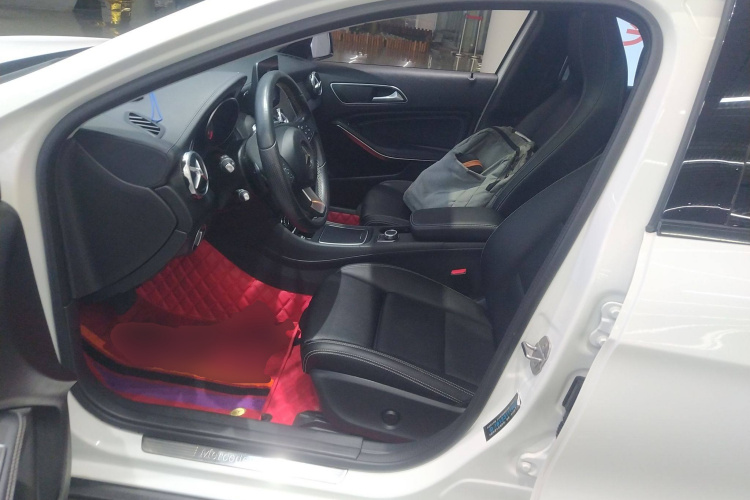 奔驰GLA 2018款 GLA 220 4MATIC 运动型中控内饰19