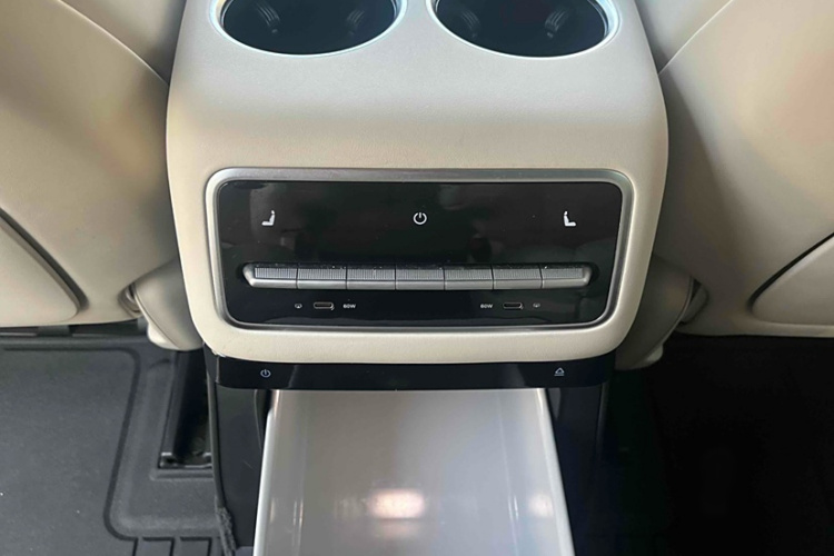 理想汽车 理想L9 2022款 Max中控内饰7006