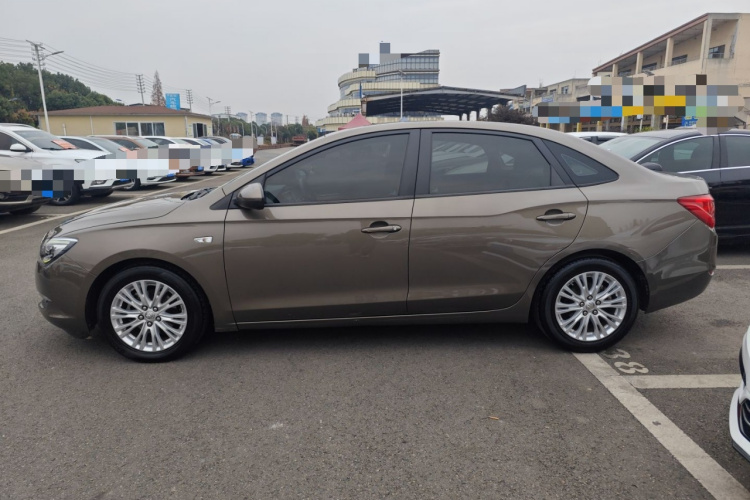 别克 英朗 2015款 15N 自动精英型车身外观4