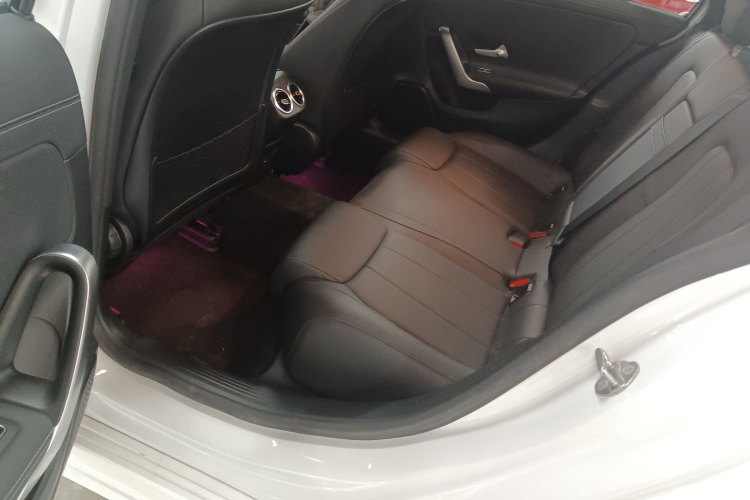 奔驰A级 2020款 改款二 A 180 L 运动轿车中控内饰21