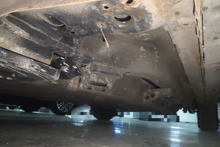 哪吒汽车 哪吒V 2022款 潮 400 Lite 粉色定制款局部细节9004