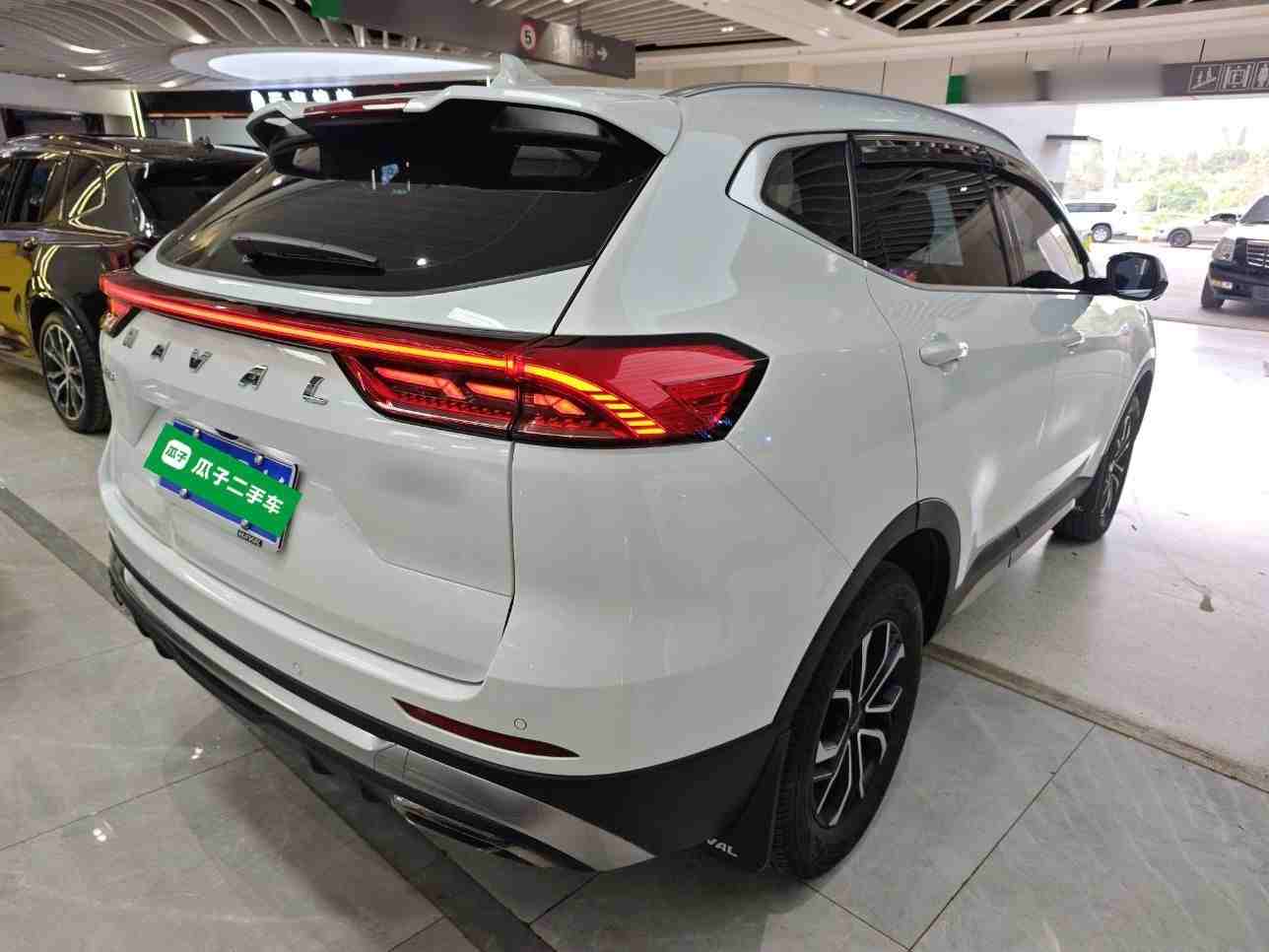 车辆右后45度外观展示