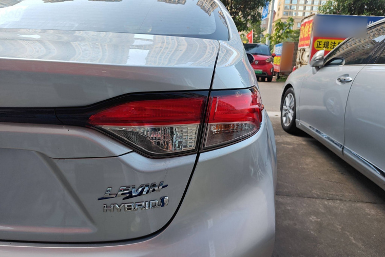 丰田 雷凌 2022款 双擎 1.8H E-CVT领先版车身外观9
