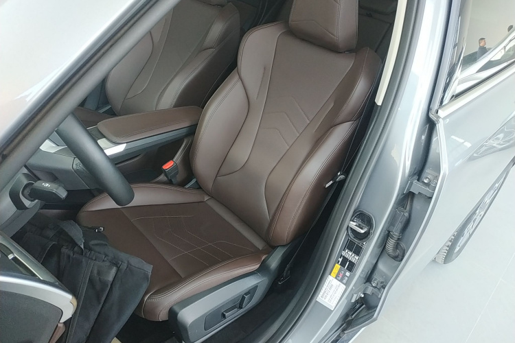 宝马iX1 2023款 xDrive30L X设计套装中控内饰19