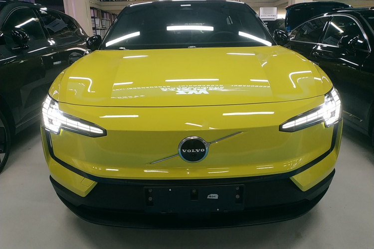 沃尔沃EX30 2025款 后驱长续航版 Ultra车身外观2