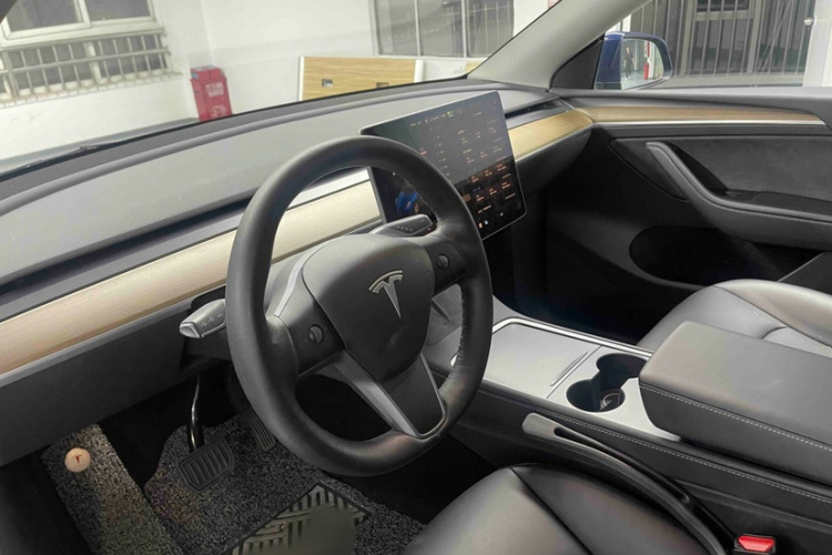 特斯拉 Model Y 2021款 标准续航后驱版中控内饰7004