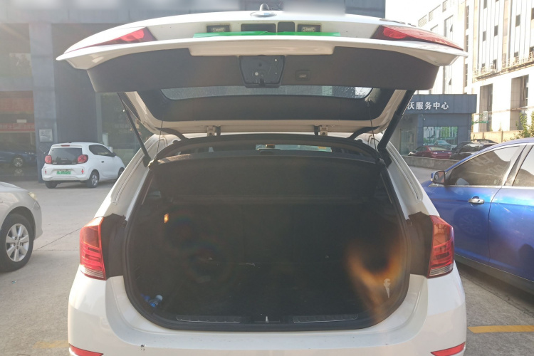 宝马X1 2015款 sDrive18i 时尚晋级版机舱底盘23