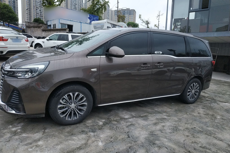 别克GL8 2023款 陆上公务舱 智享型车身外观4