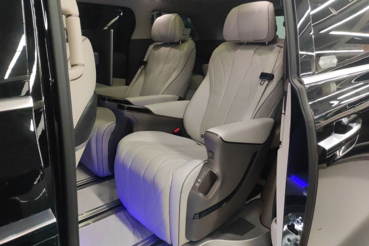 腾势D9 2022款 DM-i 970 四驱旗舰型中控内饰7004