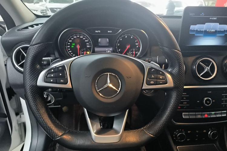 奔驰GLA 2019款 GLA 200 时尚型中控内饰13