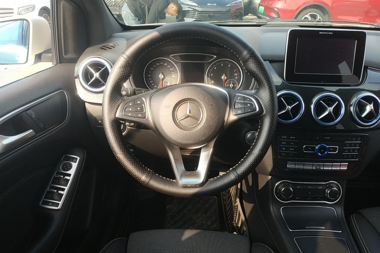 奔驰B级 2015款 B 200 动感型中控内饰13