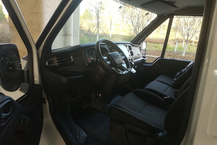 江铃福顺 2023款 2.0T 自动中轴中高顶商运型厢式运输车2/3座中控内饰7003