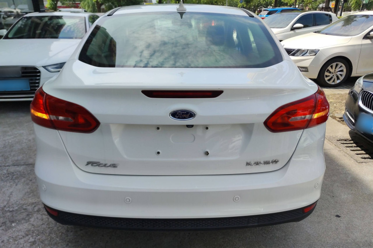 福特 福克斯 2018款 三厢经典 1.6L 自动风尚型智行版车身外观6