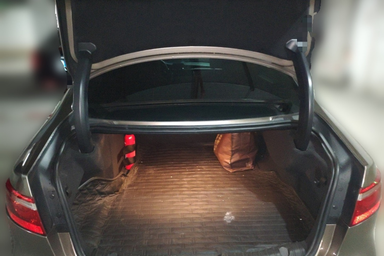 捷豹XFL 2017款 XFL 2.0T 240PS 奢华版局部细节23