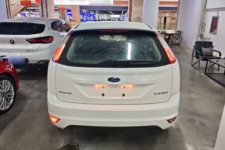 福特 福克斯 2013款 两厢经典 1.8L 手动百万纪念版车身外观6