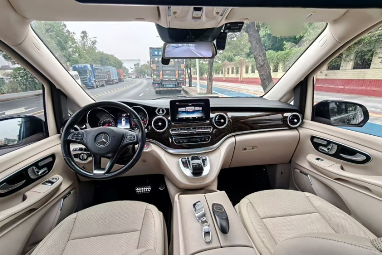 奔驰V级 2018款 V 260 L 尊贵加长版 国VI中控内饰7003