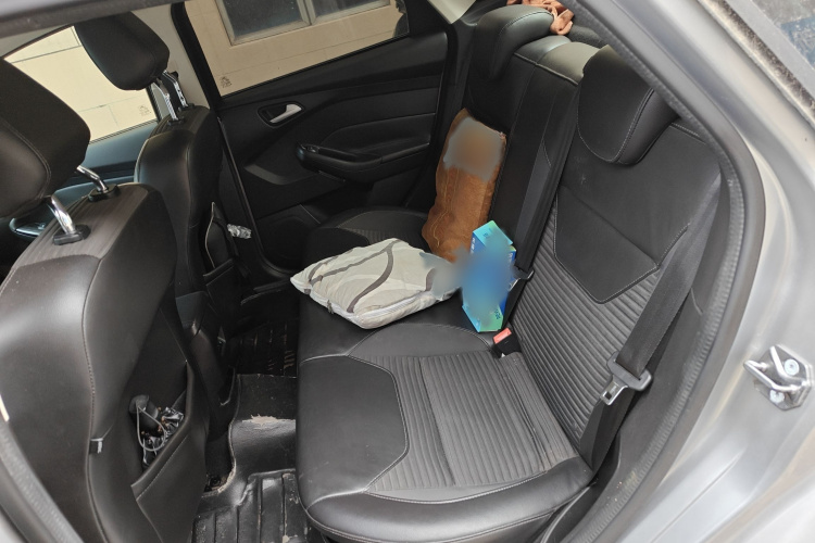 福特 福克斯 2015款 三厢 1.6L 自动风尚型中控内饰7004