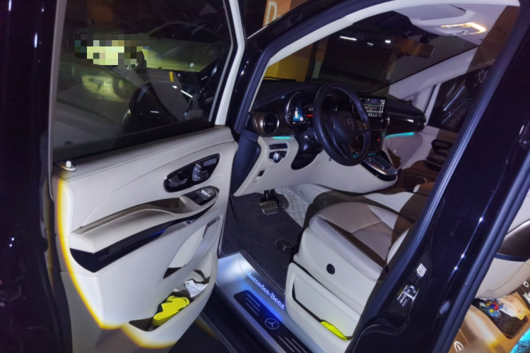 奔驰V级 2021款 V 260 L 长轴距豪华版中控内饰20