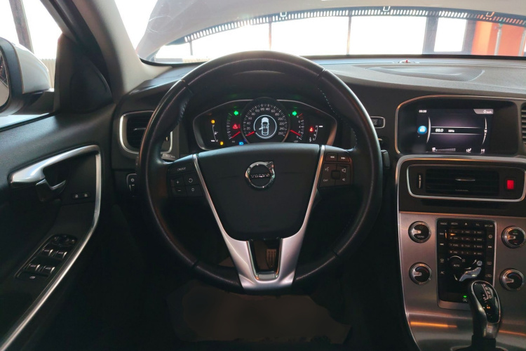 沃尔沃S60 2019款 S60L T3 智进版中控内饰13