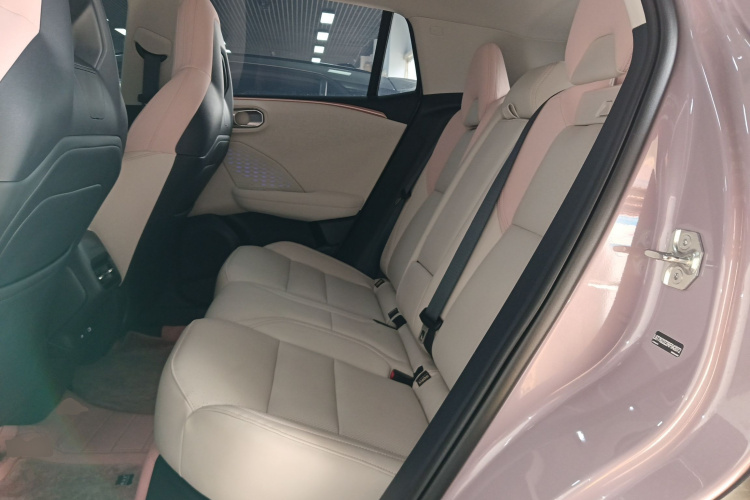 领克06 2025款 Shero 1.5T 紫色特别版中控内饰7004