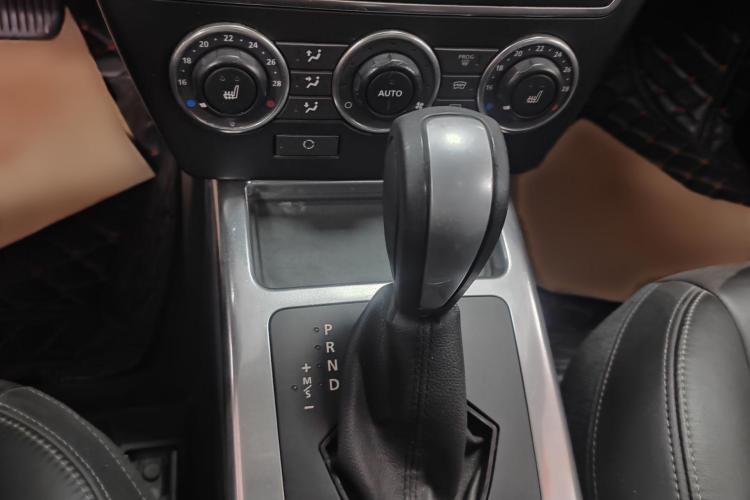 路虎 神行者2 2013款 2.0T Si4 HSE汽油版中控内饰7002