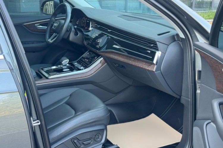 奥迪Q7 2021款 55 TFSI quattro S line运动型局部细节41