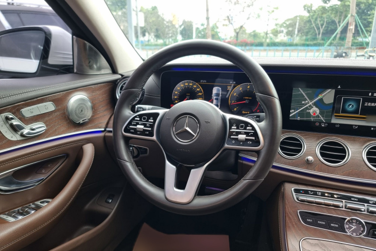 奔驰E级 2019款 改款 E 300 L 时尚型中控内饰7007