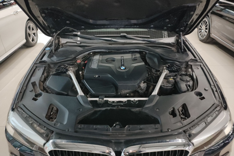 宝马5系 2018款 改款 530Li 领先型 M运动套装机舱底盘24