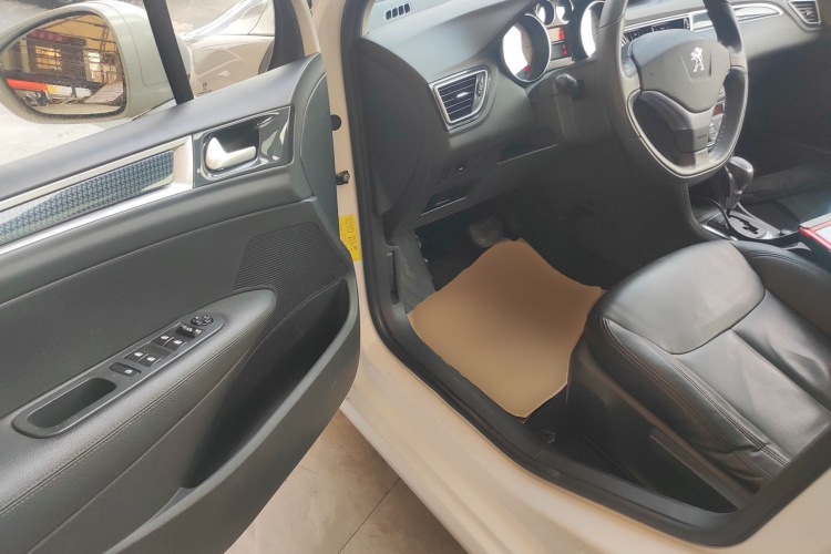 标致308 2014款 乐享版 经典 1.6L 自动风尚型中控内饰20