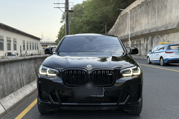 宝马X4 2022款  M40i车身外观2