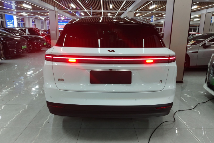理想汽车 理想i6 2025款 四驱标准型车身外观6